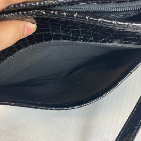 Medallion Genuine Leather Crossbody Purse - Picture 4 of 13